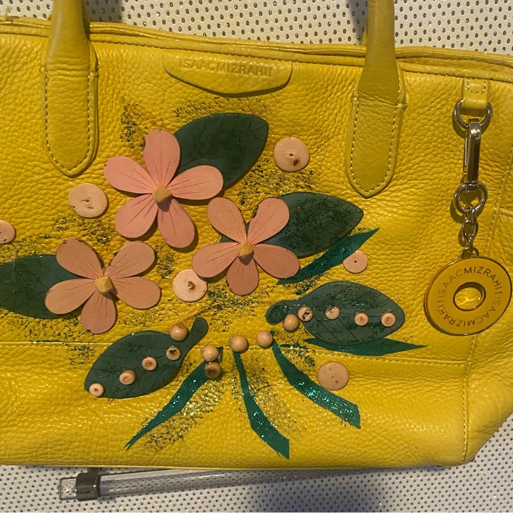Isaacmizrahi yellow tote  with my vintage wooden flower embellishments🌞🌞🌞